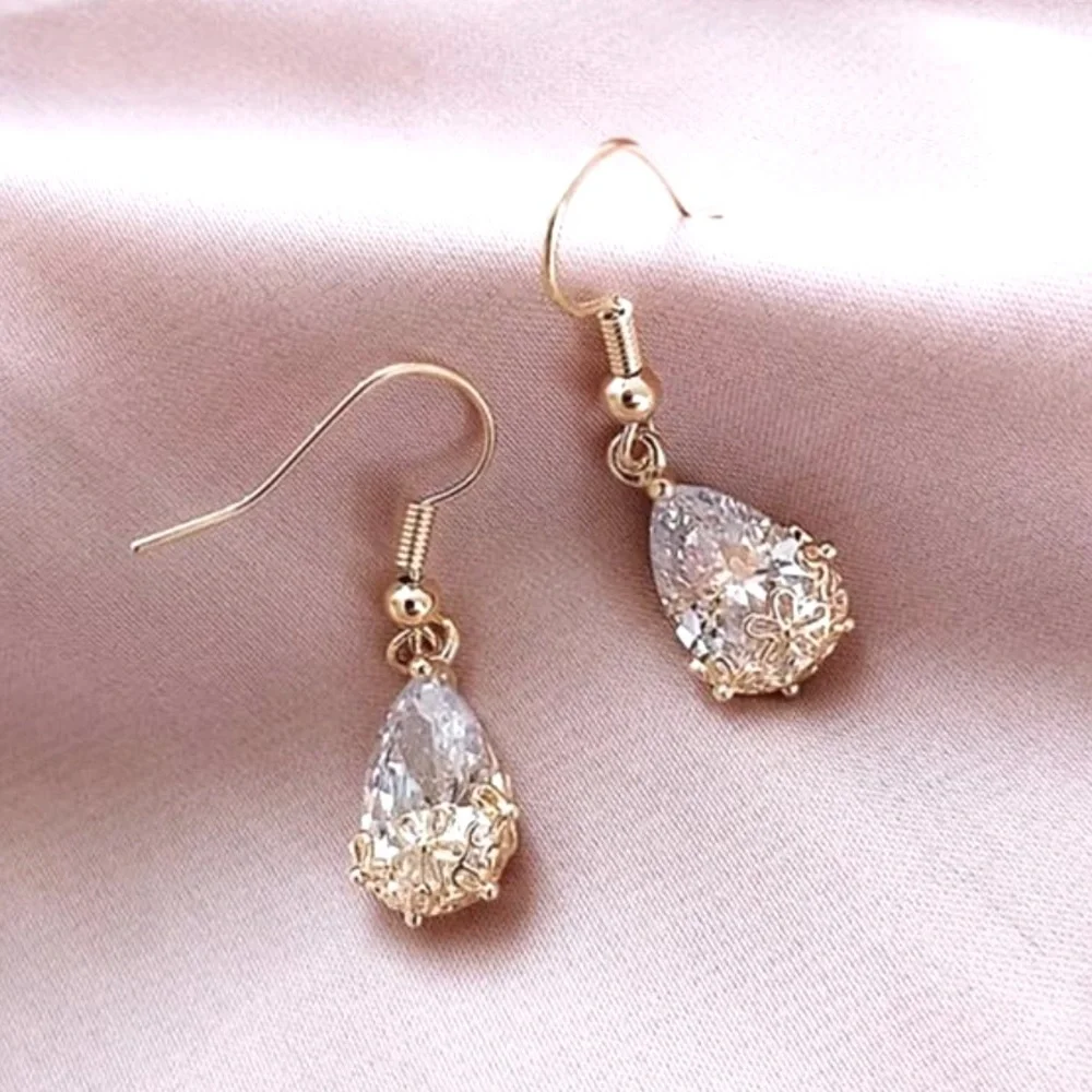 Rhinestone Water Drop Earrings NEW 🏷️